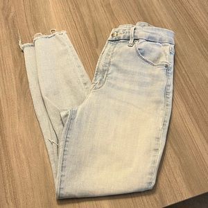GOOD AMERICAN 4/27 Ripped Cropped Jeans
